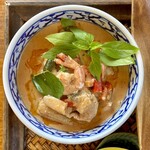 カフェモン - 具材はトッピングした海老、鶏もも肉、ベビーコーン、ナス、ピーマン、赤唐辛子、バイマックルー（コブミカンの葉）、ホーラパー（タイバジル）、カー（ガランガル）、レモングラス、ココナッツミルクって感じ。