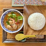 カフェモン - ゲーンペッ（¥1,300税込）
      海老追加（+200円）、ご飯大盛り（＋100円）、サラダなし（-100円）、激辛オーダー。