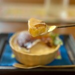 カフェモン - 今日の果物は柿、バナナ、サワーアップル、そして甘すぎないクリーム♪  写真は柿です(^^)