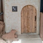 カリービストロ LAMP - 潜り戸・・・躙り口的にどんな身分の者も頭を下げて入退店する・・・