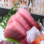 ほろよい - 内容はその日の仕入れで変わるけど、このマグロの中トロだけは必ず3切れ付くんですよねぇ。