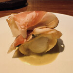 Hirovanna - 藁焼きした生ハム。下には河豚のフリット。