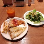 カプリチョーザ - ブュッフェのピザ、サラダ、ドリンク