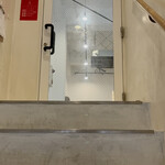 now new. - 階段と入り口