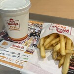 ウェンディーズ・ファーストキッチン - 料理写真:■フレンチフライポテトS¥270
■セブンアップS¥250