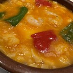 スペインレストラン 銀座エスペロ - たらとエビのトマト煮(グツグツ熱々!)