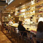 Bottega - 店内は広く開放的な空間。キッチンライブカウンターもお勧め♪