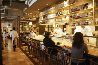 Bottega - 店内は広く開放的な空間。キッチンライブカウンターもお勧め♪