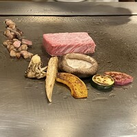 鉄板焼 下野 - 目の前の鉄板で調理してくれます