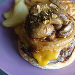 ベアフットバーガー - 料理写真:ガーリックマッシュルームチーズバーガー