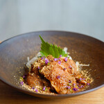 焼鳥やおや - 胸肉タタキのごまわさ