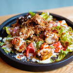 焼鳥やおや - 炭焼チキンオーバーサラダ