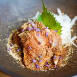 焼鳥やおや - 胸肉タタキのごまわさ