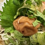 手打そば やっこ - 大きい梅干し