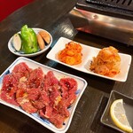 百万馬力 - 豚ハラミ、キムチ、付け合せの野菜