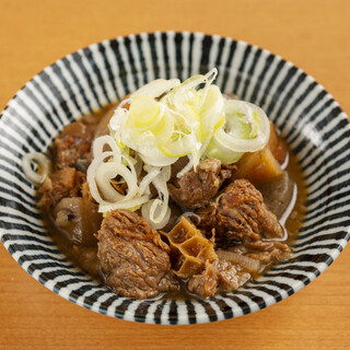 店内仕込みの絶品料理がズラリ◎大人気の「牛煮込み」は必食！