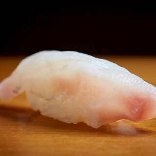 愛媛産を中心に厳選した旬の魚介。素材の良さを感じる江戸前寿司