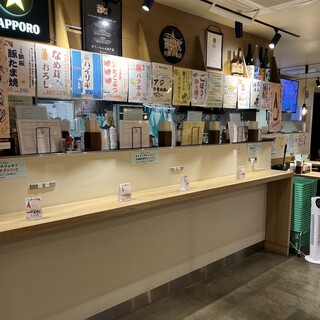 立ち飲みカウンター席やテーブル席。おひとり様もグループも歓迎