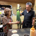 壺味 - 立派な九条ネギを見せてくれました。