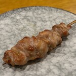 炉ノ鳥 - 店舗の代名詞の焼鳥。とってもジューシーで塩加減も抜群で笑顔あふれる美味しさ。