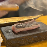 炉ノ鳥 - 生簀から捌いて、皮面を炭火でパリッと焼く。