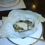 志喜亭 - サーモンとアサリ、キノコの紙包み焼き　　コレはサーモンの臭みもなく、出汁がめちゃ美味かった。スプーンでスープを全部呑みました
      
      