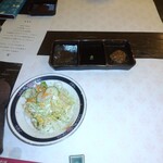 志喜亭 - サラダとステーキの薬味