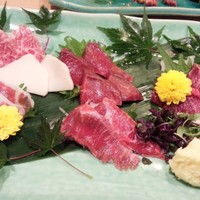 馬春楼 北新地総本店 - 馬刺盛り合わせ