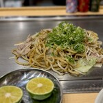 お好み焼き しみづ - すだち………ん？かぼす？、いやすだちやな
      塩焼きそばをいただきます (´◡`) 