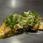 お好み焼き しみづ - ぱくぱく食い進めちゃうからペロリ完食や
      熱々の鉄板で、底面がクリスピーになるのも(n´v`n)