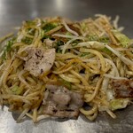 お好み焼き しみづ - 麺を追い焼きしてみると香ばしさがUP！
      美味しい「豚もやし炒め」にネギをぶっかけたみたい
      