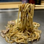 お好み焼き しみづ - ゆかりがまぶされているので「赤じそ」が香る
      食べごたえあるのに、のどごしはサッパリ
      もう腹パンパン！ちょっと食べ過ぎたわ(笑)