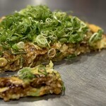 お好み焼き しみづ - 生地はほくほく、甘口のスジ肉とネギの相性がGood！