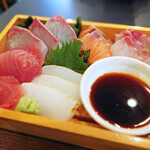 とと源 - イカ、マグロ、カンパチ、サーモン、タイ