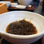 とと源 - 定食の小鉢（もずく）