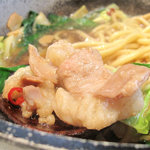 和食屋が作るもつ煮込みらーめん - ビックリしたのは、大きくてプリプリのモツがたくさん入ってたコト。