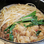 和食屋が作るもつ煮込みらーめん - 四川風650円。具は、麺・肉味噌・モツ・キャベツ・ニラ・もやし。