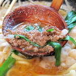 和食屋が作るもつ煮込みらーめん - ピリ辛の甘濃い肉そぼろ味噌がのってました。スープ自体は辛くないです。