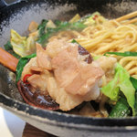 和食屋が作るもつ煮込みらーめん - ニンニク香るモツ煮込みラーメンを頂きました。