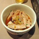 もつ鍋かつ屋 - つきだしは　豚の皮の酢物