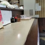 ハンター - カウンター席(4席)　喫煙率はかなり高いので煙草の煙りがどうのこうのいう輩はいかんほうがええよ^^