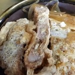 カツはロース肉で肉厚１センチといったところですがカツ肉の繊維を感じる食感！そして脂身が旨味たっぷりで美味しい♪　ホントにいいお肉使ってますね^^