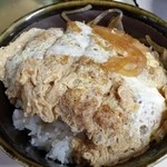 カツ丼の具は玉ねぎのみとシンプル。玉子もやや半熟加減を残した絶妙な火の入れ方！ まあ旨いけえいっぺん喰うてみんさい♪(広島弁)