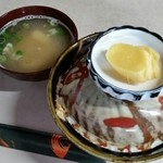 カツ丼は蓋付きで登場！蓋を開ける前の緊張感と期待感がたまらんわい^^