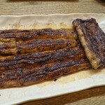 かぶと - 蒲焼き（左：養殖、右：天然）