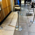 銀座 篝 - 食券を買って無い人の列〜