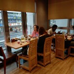 名古屋名物 みそかつ 矢場とん 矢場町本店 - 椅子にも、ぶーちゃんが