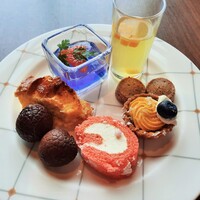 La Belle Assiette - 美しいブルーのバタフライピーとハチミツのジュレや可愛いピンクのロールケーキ、まろやかなマンゴームースタルトにふっくらパンプディングなど