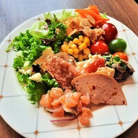 La Belle Assiette - フレッシュなサラダに豪華なトッピング、風味抜群のリオナソーセージやミラノサラミ、マリネサーモンのタルタルサラダもハーブが爽やか
