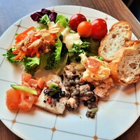 La Belle Assiette - 本格フレンチをアレンジした前菜はプティサレとレンズ豆のサラダに、マリネサーモンやフランス風のポテトサラダピエモンテーズなど凝ったお料理ばかり